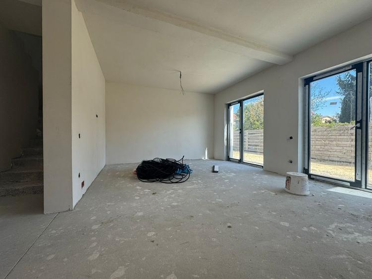 Duplex cu 6 camere cu Canalizare în Florești