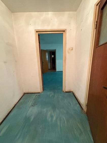 Apartament cu 3 camere semidecomandat în Berceni