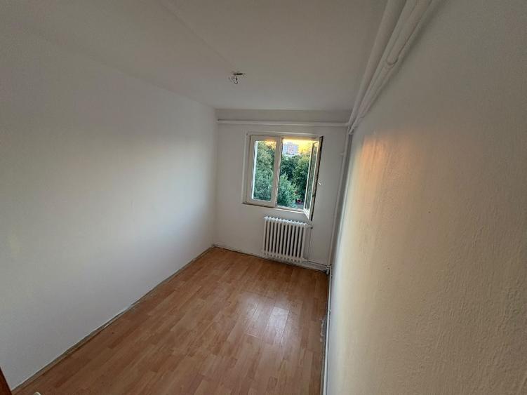Apartament cu 3 camere semidecomandat în Budai