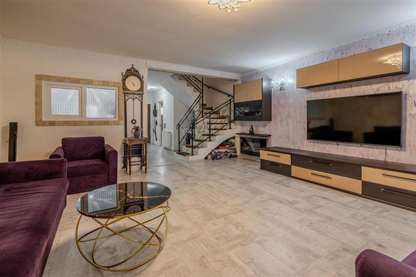 Duplex cu 4 camere cu Canalizare în Central