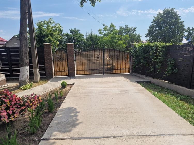 Casă cu 4 camere cu Teren 2252 Mp în Coșula