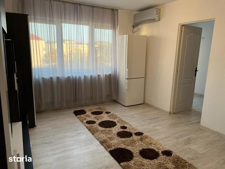 Apartament cu 3 camere semidecomandat în Micro 5