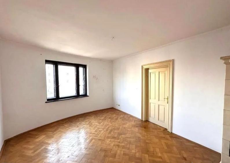 Apartament cu 6 camere decomandat în Moșilor