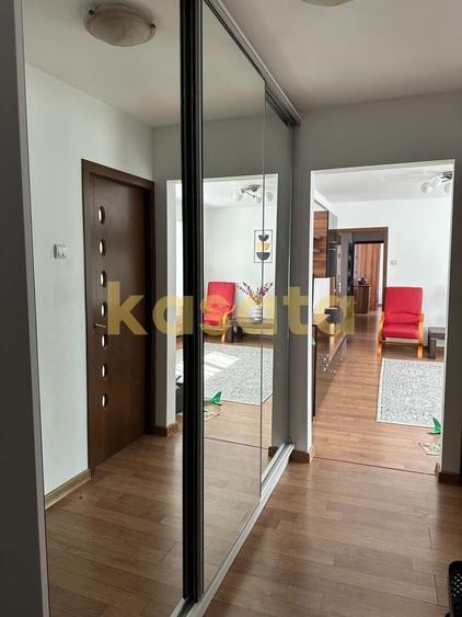 Apartament cu 3 camere semidecomandat, mobilat în Apusului
