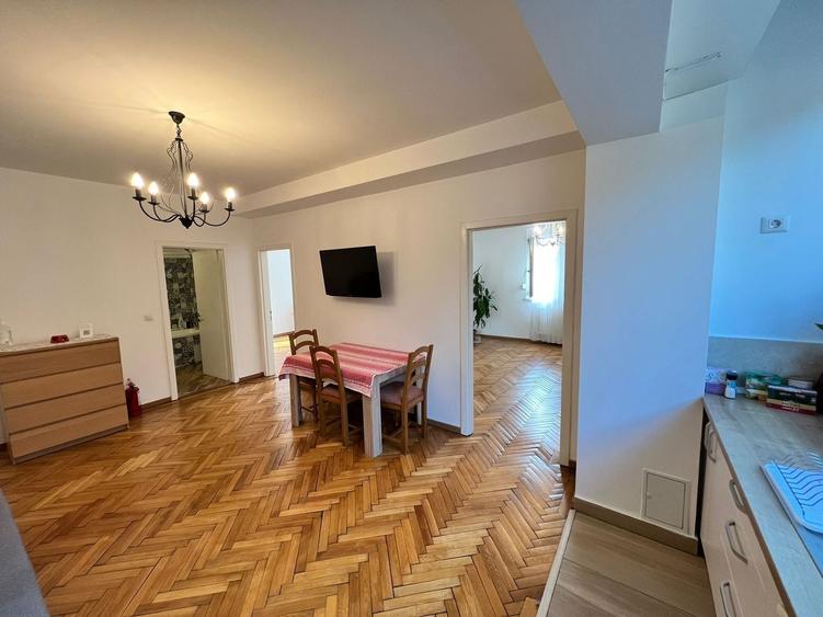 Apartament cu 3 camere decomandat în Central