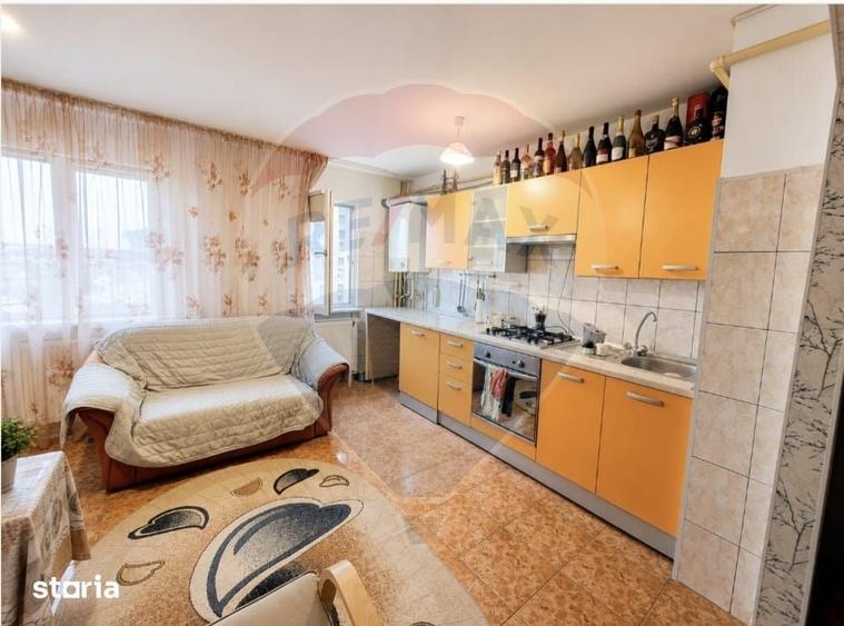 Apartament cu 3 camere semidecomandat în Tache