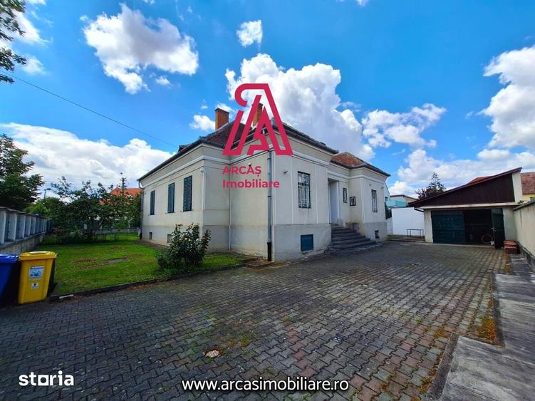 Casă cu 5 camere decomandat cu Teren 1000 Mp în Sub Arini