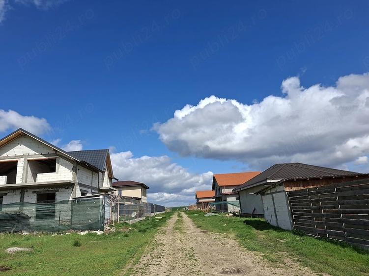 Teren de 400 mp, în Lazu