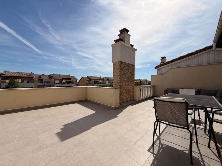 Apartament cu 3 camere semidecomandat, mobilat în Nord