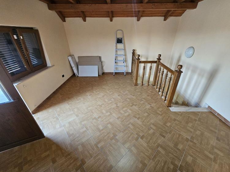 Casă cu 6 camere cu Canalizare în Nord-Est