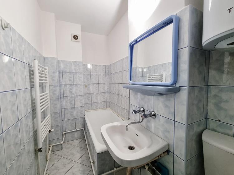 Garsonieră decomandată în