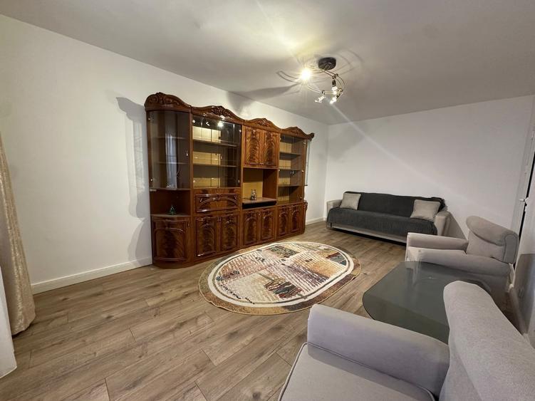 Apartament cu 3 camere decomandat în Răcădău