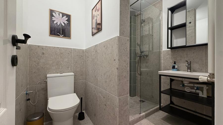 Apartament cu 5 camere decomandat în P-ța Victoriei
