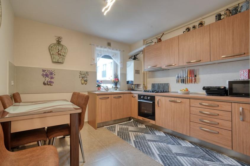 Apartament cu 3 camere decomandat, mobilat în Tractorul