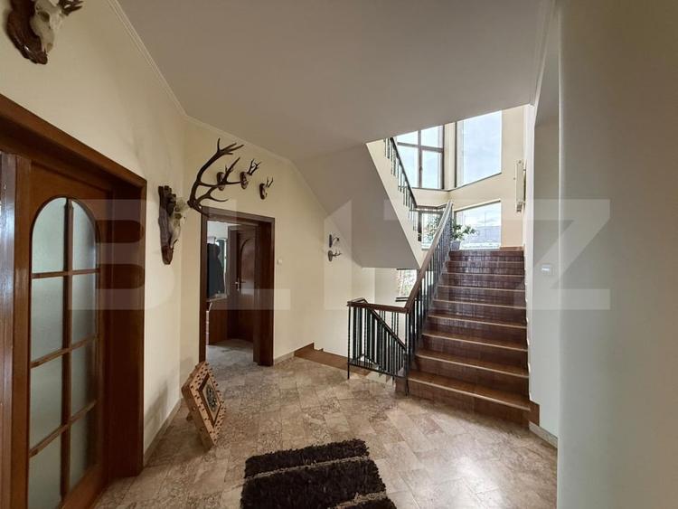 Casă individuală cu 8 camere cu Piscina în Mușcel