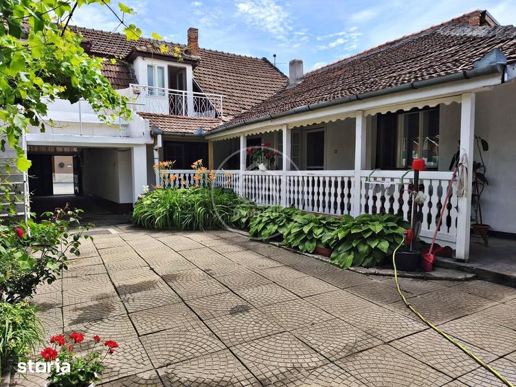 Casă cu 7 camere cu Teren 552 Mp în Sânmartin
