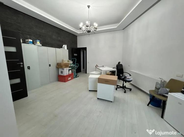 Apartament cu 4 camere semidecomandat în Universitate