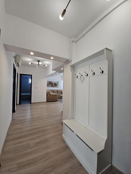 Apartament cu 4 camere decomandat, mobilat în Dacia