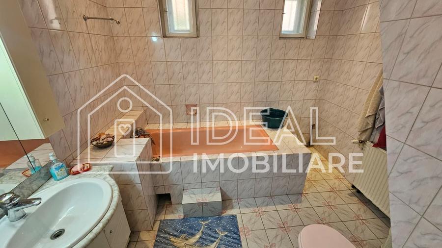 Casă individuală cu 8 camere cu Canalizare în Țiglari