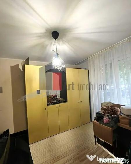 Apartament cu 3 camere semidecomandat în Rahova