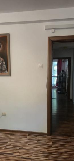 Apartament cu 4 camere semidecomandat, mobilat în Tomis Nord