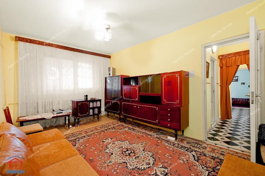 Apartament cu 3 camere decomandat, mobilat în
