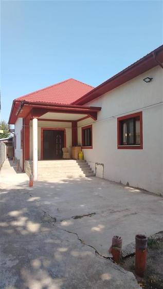 Casă cu 5 camere cu Canalizare în Chercea