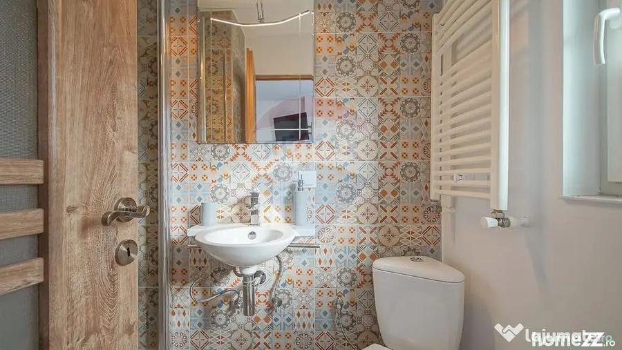 Casă cu 8 camere cu Teren 485 Mp în Central