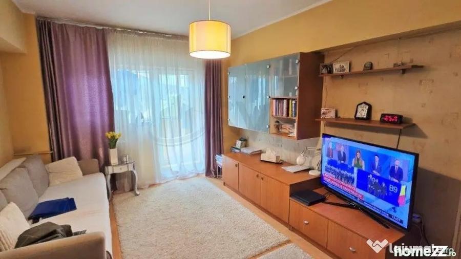 Apartament cu 3 camere semidecomandat în Crângași