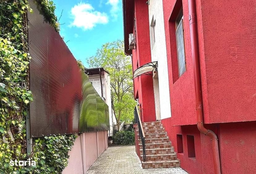Casă cu 8 camere cu Teren 250 Mp în Tei
