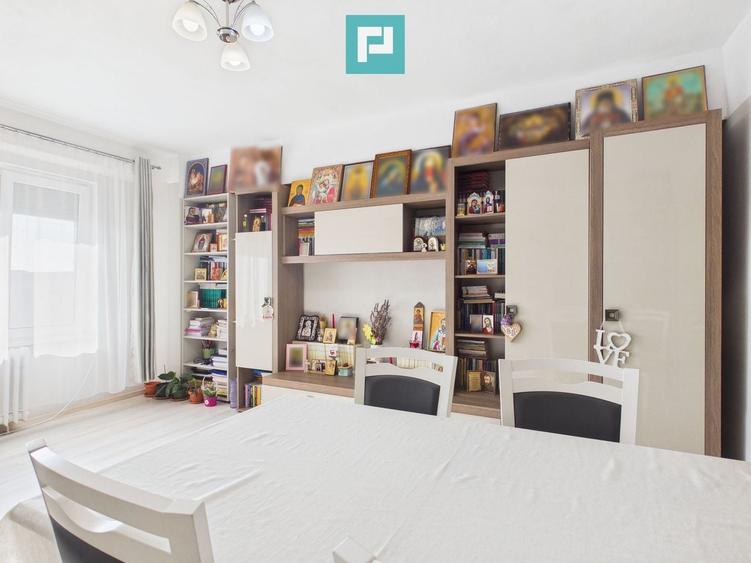 Apartament cu 4 camere decomandat în Valenta