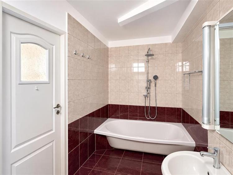 Apartament cu 4 camere semidecomandat, mobilat în Copou