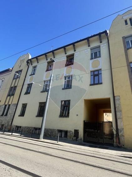 Apartament cu 3 camere semidecomandat, mobilat în Gară