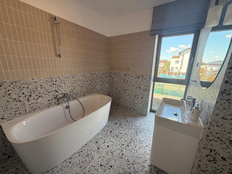 Apartament cu 3 camere în Sisești