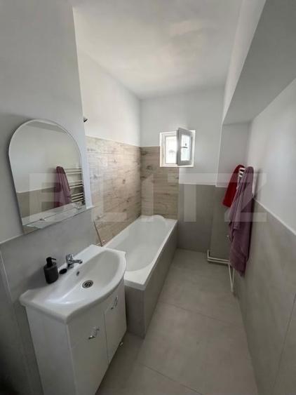 Apartament cu 3 camere decomandat, mobilat în Micro 21