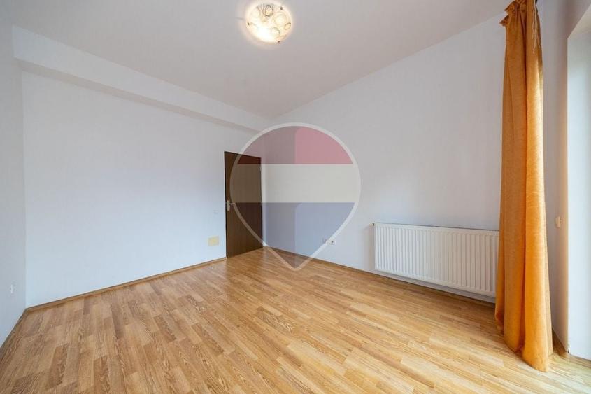Apartament cu 3 camere semidecomandat în Sânpetru