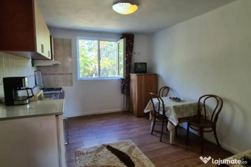 Casă cu 5 camere cu Teren 794 Mp în Livedea