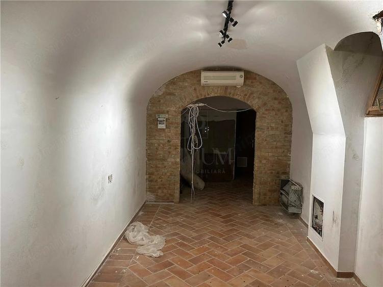 Spațiu comercial, de 380 mp, în P-ța Unirii