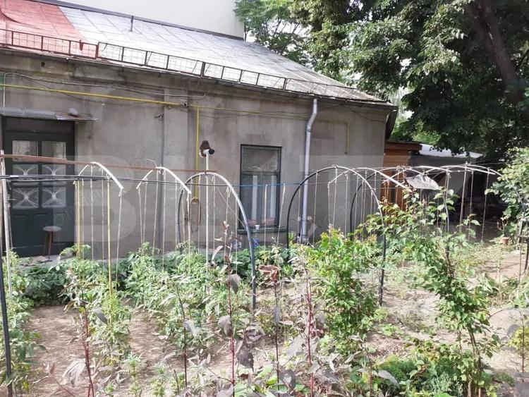 Casă cu 5 camere cu Teren 596 Mp în Central