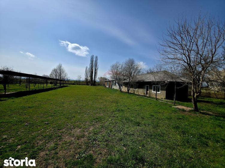 Spațiu comercial, de 400 mp, în Girov