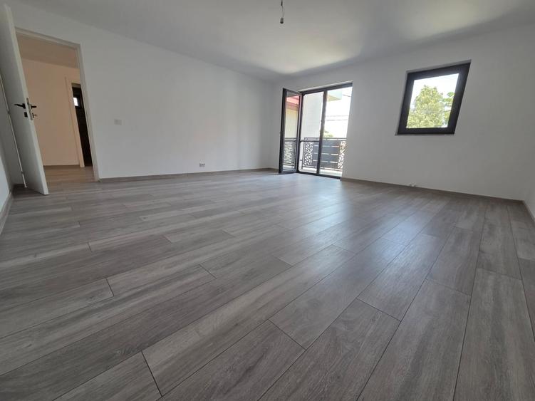 Casă cu 7 camere cu Teren 300 Mp în Exterior Sud