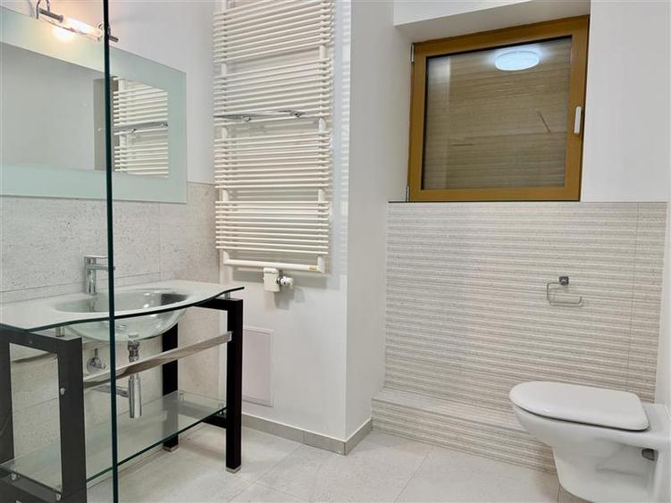 Apartament cu 5 camere decomandat în Primăverii