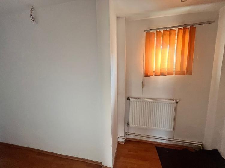 Casă cu 8 camere cu Teren 197 Mp în Calea Călărașilor