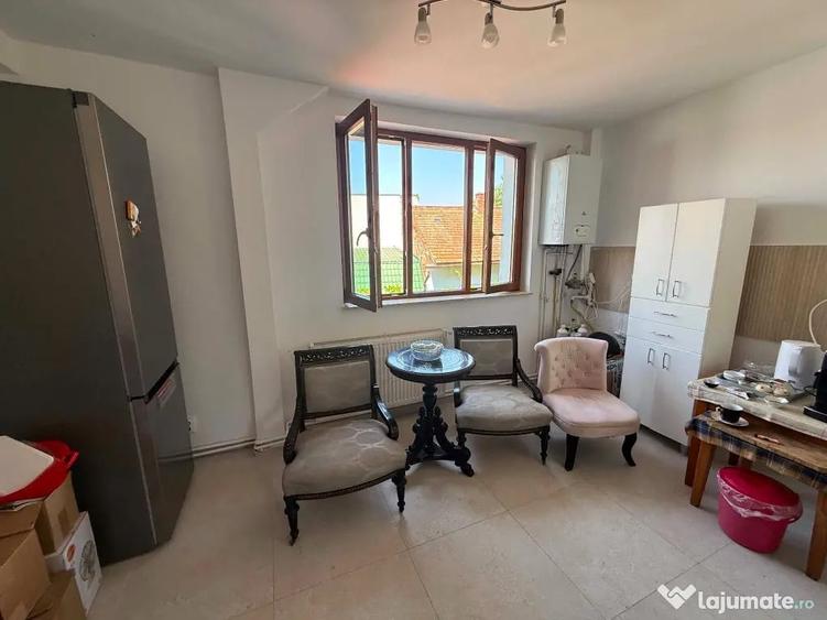 Apartament cu 3 camere semidecomandat în Andrei Mureșanu