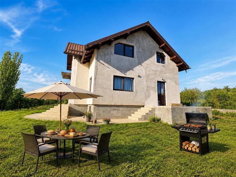 Casă individuală cu 5 camere cu Teren 1532 Mp în Exterior Est