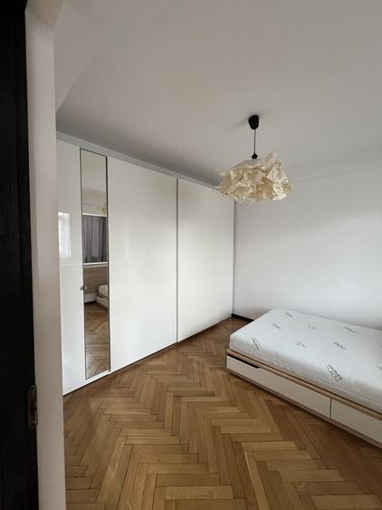 Apartament cu 3 camere semidecomandat în Podu Roș