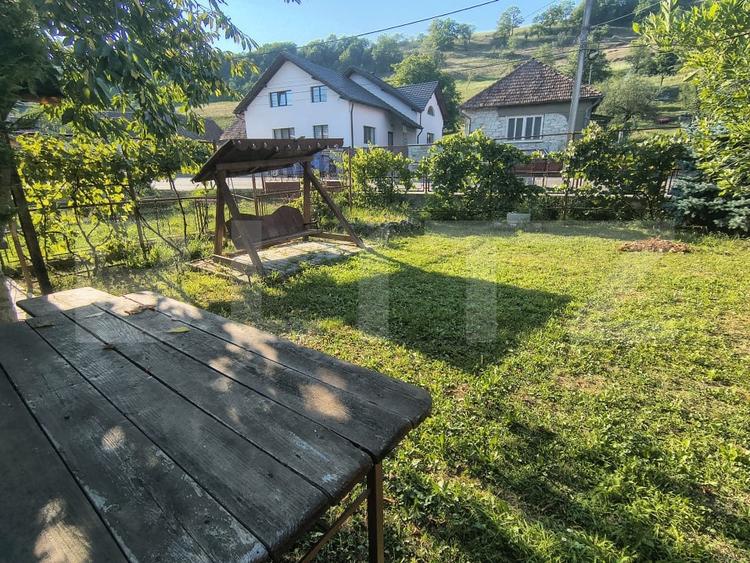 Casă individuală cu 6 camere cu Canalizare în Vest