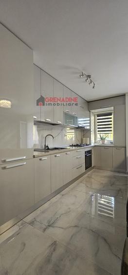 Apartament cu 3 camere decomandat în Tractorul