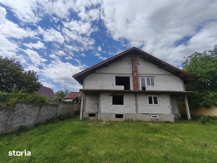 Casă cu 8 camere cu Teren 4400 Mp în Central