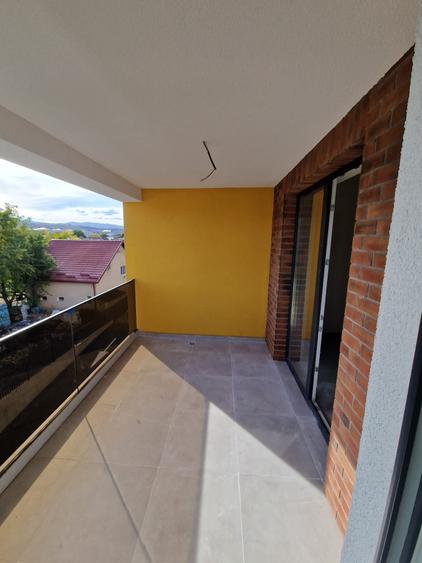 Apartament cu 3 camere semidecomandat în Florești